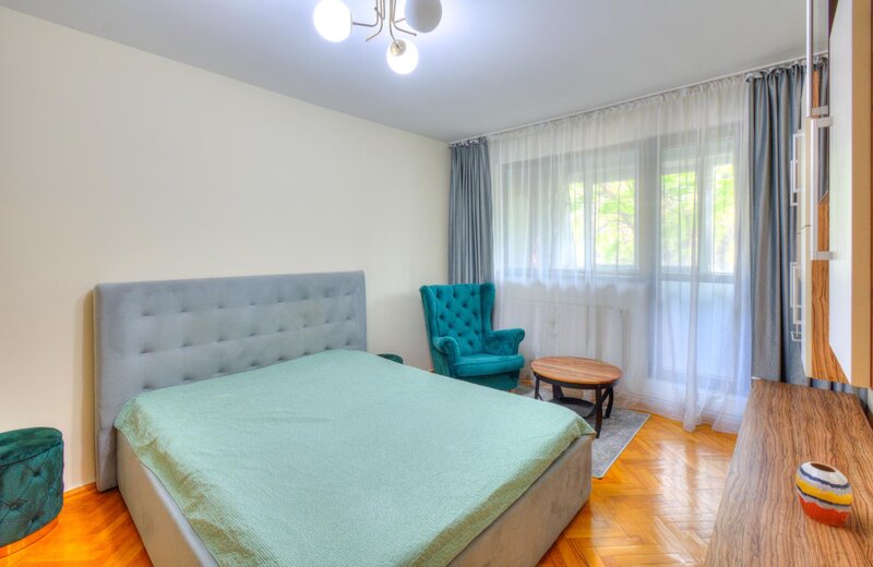 Metrou 1 Decembrie apartament 2 camere decomandat, centrala, parcare