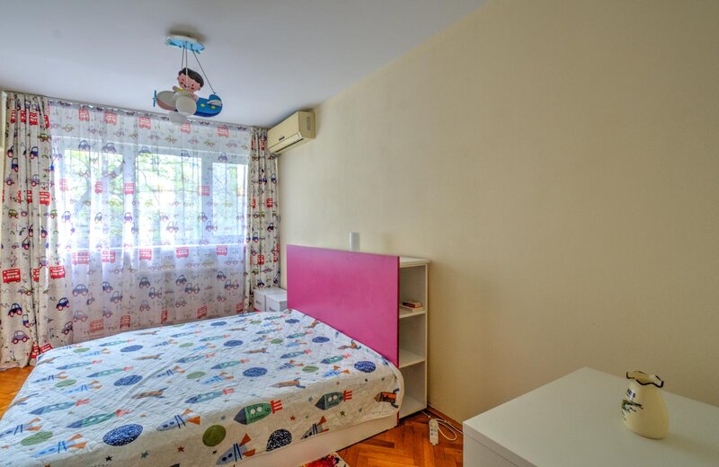 Metrou 1 Decembrie apartament 2 camere decomandat, centrala, parcare