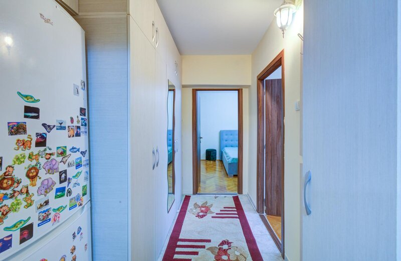 Metrou 1 Decembrie apartament 2 camere decomandat, centrala, parcare