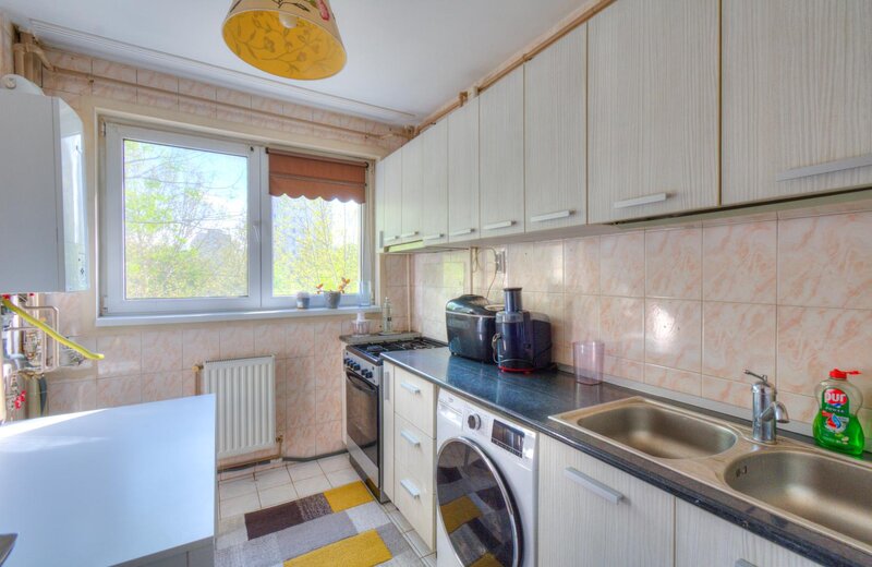 Metrou 1 Decembrie apartament 2 camere decomandat, centrala, parcare