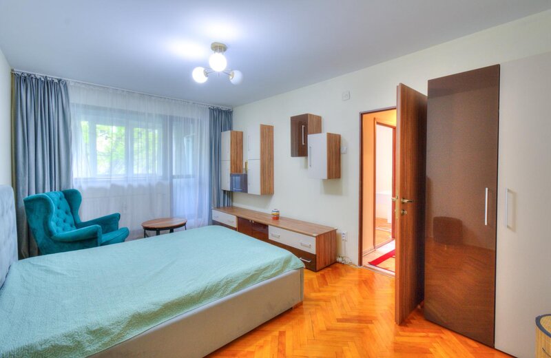 Metrou 1 Decembrie apartament 2 camere decomandat, centrala, parcare