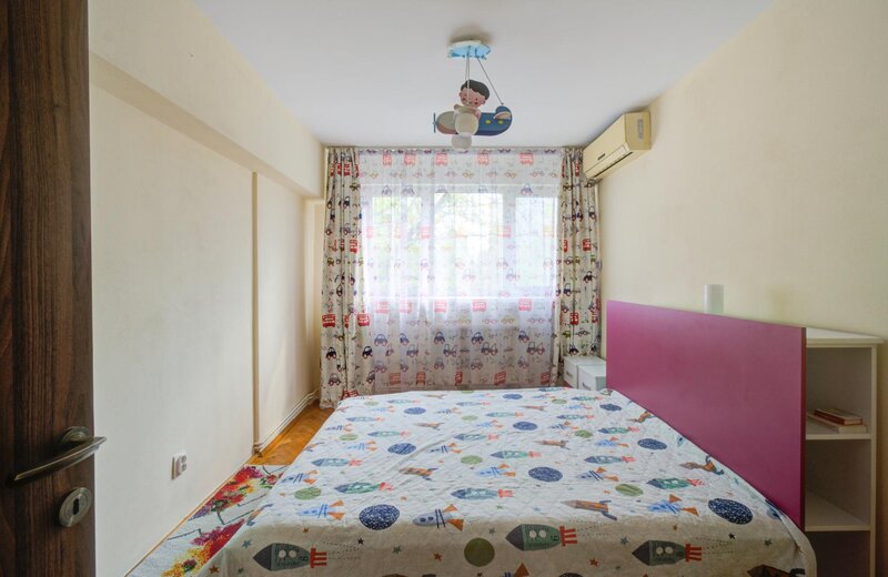 Metrou 1 Decembrie apartament 2 camere decomandat, centrala, parcare